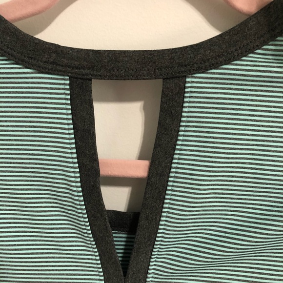 Lole Tee thatβs Striped and Sweat Wicking - Picture 8 of 9